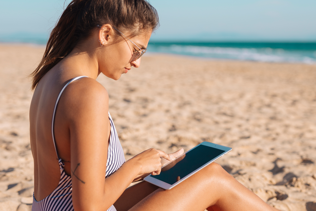 Mar, piscina, telas… como fica a saúde ocular nas férias?